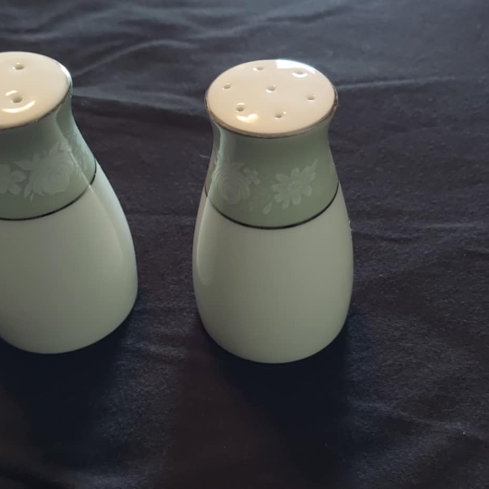 Noritake Vienne Collection Salt And Pepper Shakers